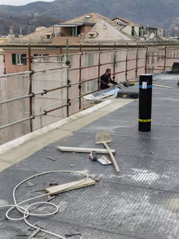 Intervento di manutenzione straordinaria ed efficientamento energetico della scuola primaria e dell'infanzia L. Ariosto in via Ariosto 1A Genova: pendenza canale gronda