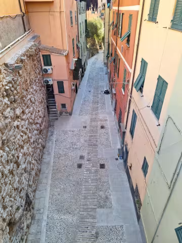 Riqualificazione Piazza di Sarzano ed aree limitrofe: vico sotto le murette pavimentazione e mura Barbarossa