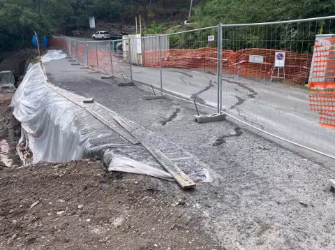 Riassetto idrogeologico e consolidamento della strada tra S. Eusebio e Bavari, Via Montelungo-Via Serino, nel bacino del Torrente Bisagno - Prima dell’intervento (frana in atto, forte avvallamento e crepe sulla strada)