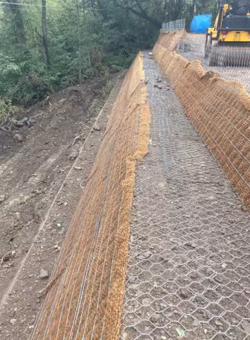 Riassetto idrogeologico e consolidamento della strada tra S. Eusebio e Bavari, Via Montelungo-Via Serino, nel bacino del Torrente Bisagno - Prima e dopo l’intervento sull’area in frana