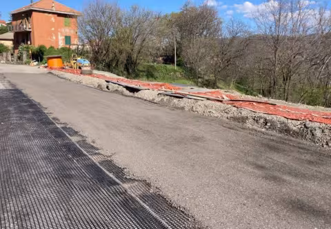 Via Montelungo durante i lavori di formazione del nuovo sottofondo stradale (con inserimento geogriglia)
