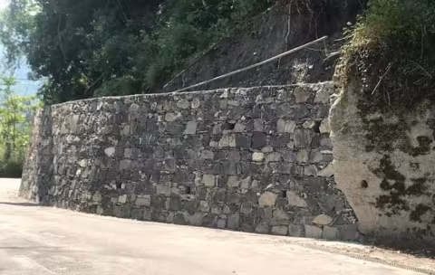 Area F, Via Montelungo: lavori di ricostruzione muro terminati