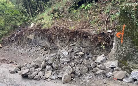 Muro pericolante in via Serino dopo la completa demolizione