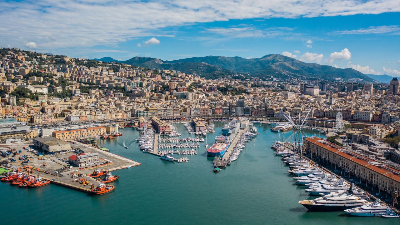 Vista aerea del porto di Genova, Italia.