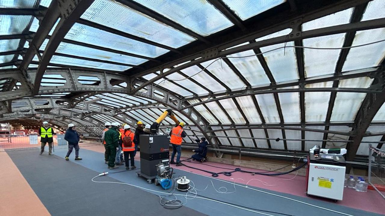 Galleria Mazzini Interventi di restauro, recupero e risanamento struttura di copertura, miglioramento microclima e arredo urbano: sverniciatura laser