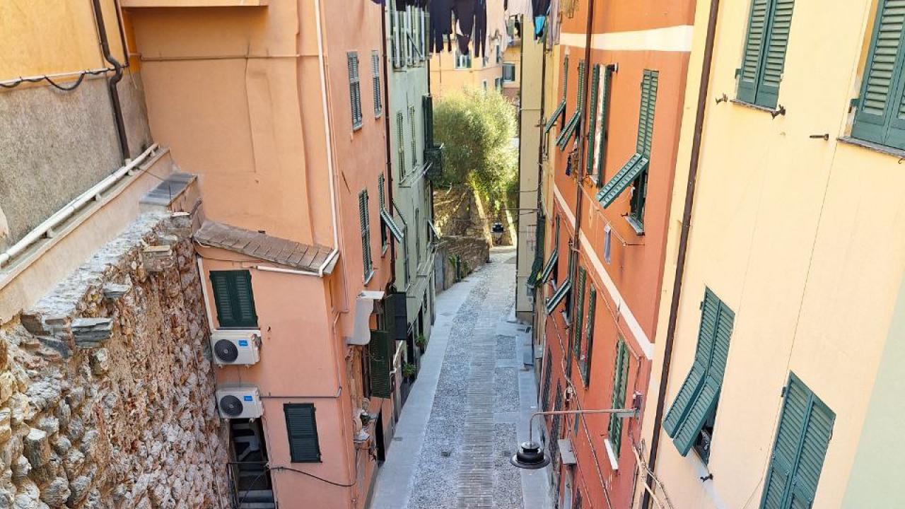 Riqualificazione Piazza di Sarzano ed aree limitrofe: vico sotto le murette pavimentazione e mura Barbarossa