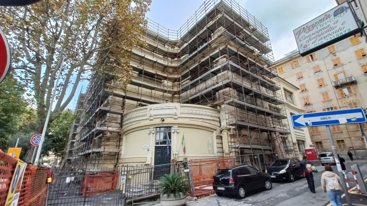 Intervento di manutenzione straordinaria ed efficientamento energetico della scuola primaria e dell'infanzia L. Ariosto in via Ariosto 1A Genova: ponteggi e montaggio