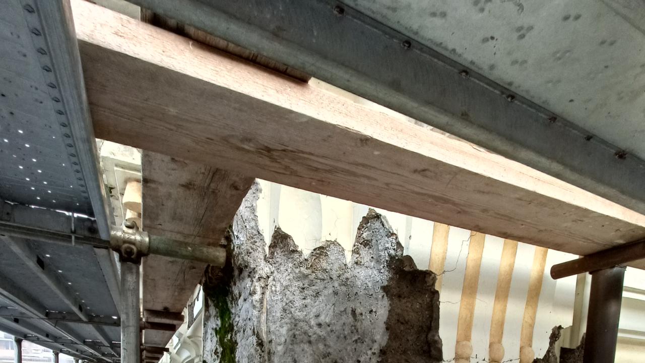 Intervento di manutenzione straordinaria ed efficientamento energetico della scuola primaria e dell'infanzia L. Ariosto in via Ariosto 1A Genova: stato decori