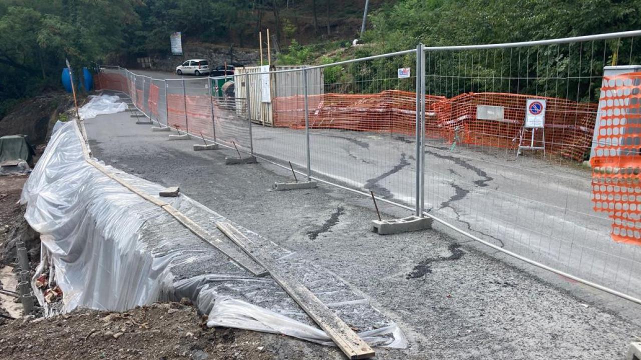 Riassetto idrogeologico e consolidamento della strada tra S. Eusebio e Bavari, Via Montelungo-Via Serino, nel bacino del Torrente Bisagno - Prima dell’intervento (frana in atto, forte avvallamento e crepe sulla strada)