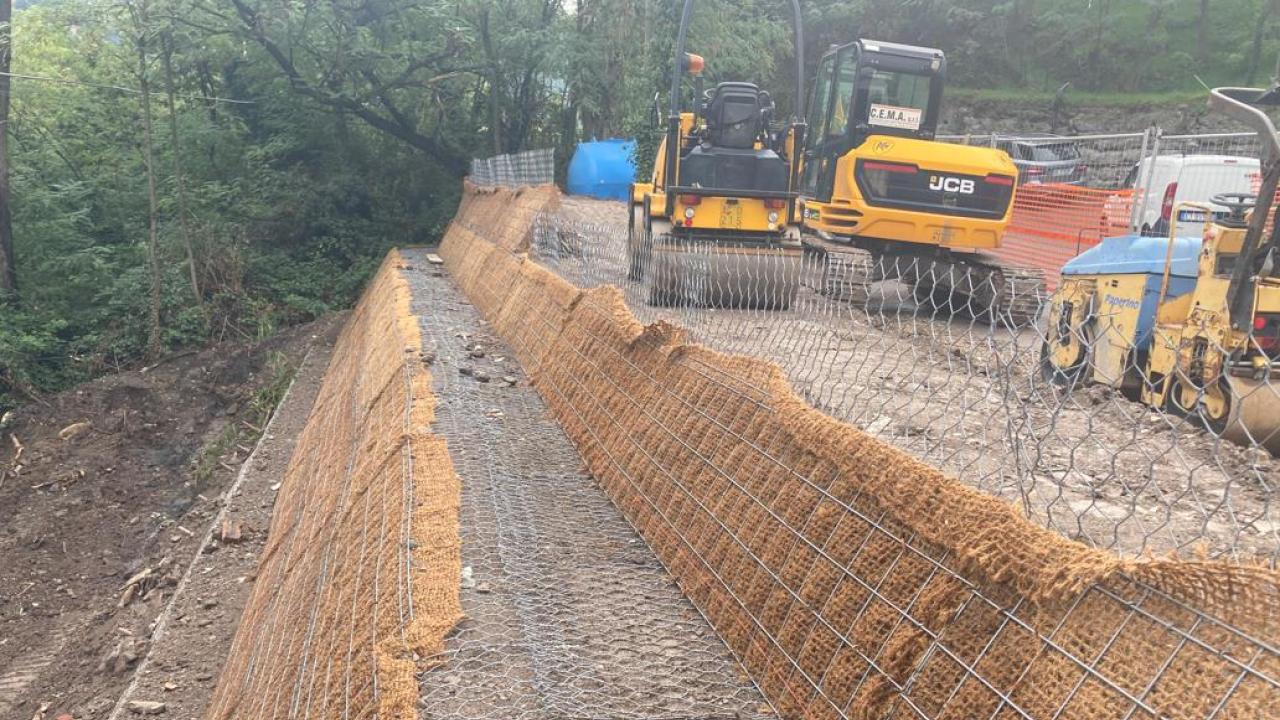 Riassetto idrogeologico e consolidamento della strada tra S. Eusebio e Bavari, Via Montelungo-Via Serino, nel bacino del Torrente Bisagno - Durante i lavori (realizzazione terre rinforzate) 