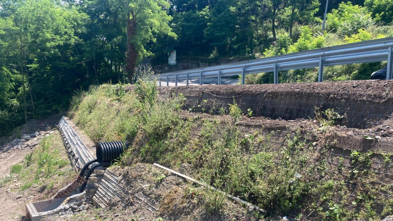 Riassetto idrogeologico e consolidamento della strada tra S. Eusebio e Bavari, Via Montelungo-Via Serino, nel bacino del Torrente Bisagno - Prima e dopo l’intervento sull’area in frana