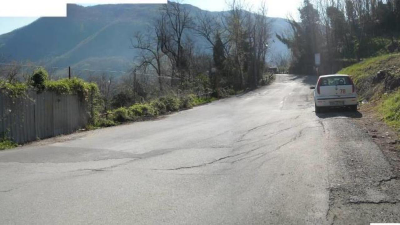 Riassetto idrogeologico e consolidamento della strada tra S. Eusebio e Bavari, Via Montelungo-Via Serino, nel bacino del Torrente Bisagno - Via Montelungo sede stradale prima dell'intervento